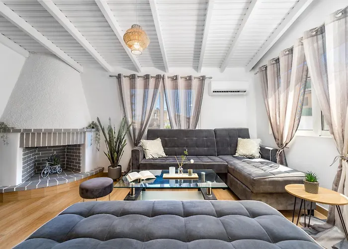 Dennis City Center Elegant Apartment