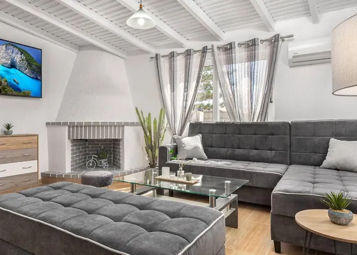 Dennis City Center Elegant Apartment