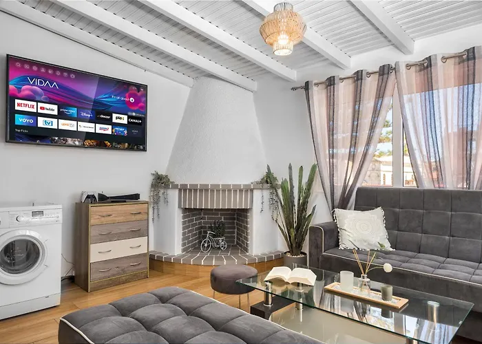 Dennis City Center Elegant Apartment